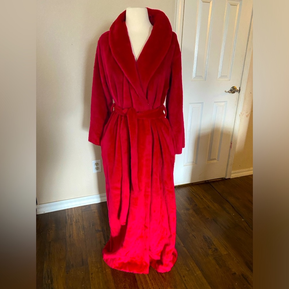 Vintage Evelyn Pearson Cherry Red Robe, size Medium